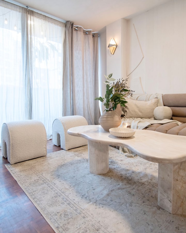 Отпуснете се в нашата уютна, модерна и добре осветена всекидневна. Насладете се на любимите си предавания на телевизора със стандартна кабелна телевизия и Netflix. Идеалното място да се отпуснете и да се насладите на малко почивка!