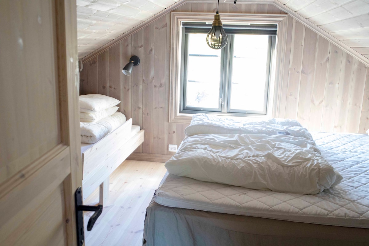 Prostrana spavaća soba u potkrovlju. Krevet od 180 cm. 2 kreveta za jednu osobu pod kosim krovom. Savršena obiteljska soba, ali često će se u toj prostoriji djeca imati sama. 