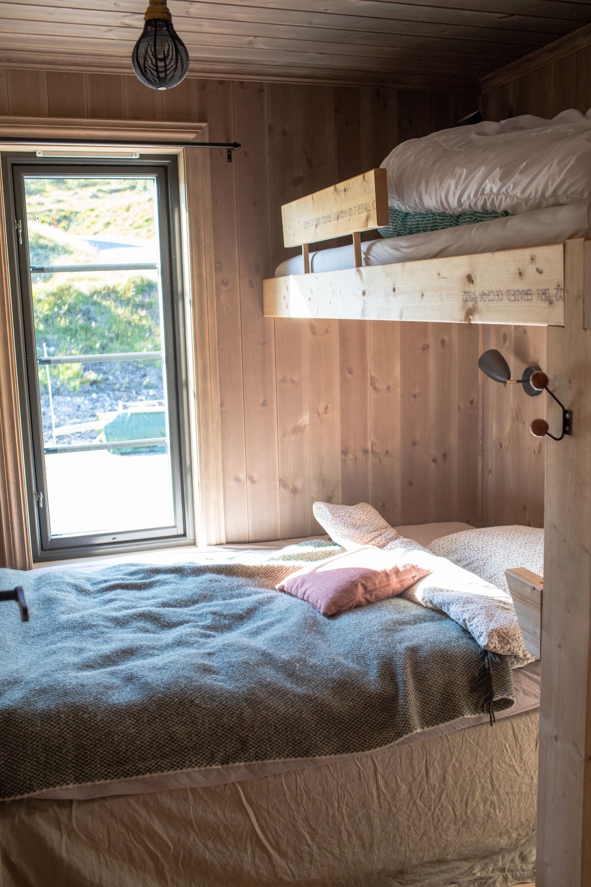 Samostalni krevet s dobrim madracima,
Širina:
140 cm u prizemlju
+ 90 cm više