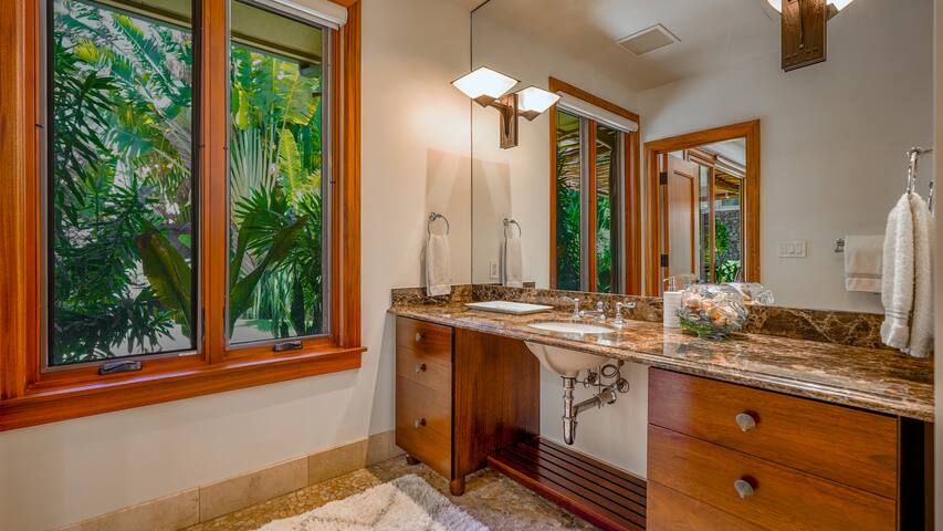 Luxury Villa Steps to Ocean w/ 3+ Bedroom Sleeps 8 gallery image 5