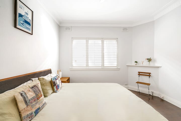 تتميز غرفة النوم الواسعة بالضوء الطبيعي وسرير كينج مريح وخزانات ملابس مدمجة للراحة. يرجى ملاحظة أن غرفة النوم هذه لا تحتوي على مكيف هواء. ومع ذلك، هناك مروحة سقف لراحتك.