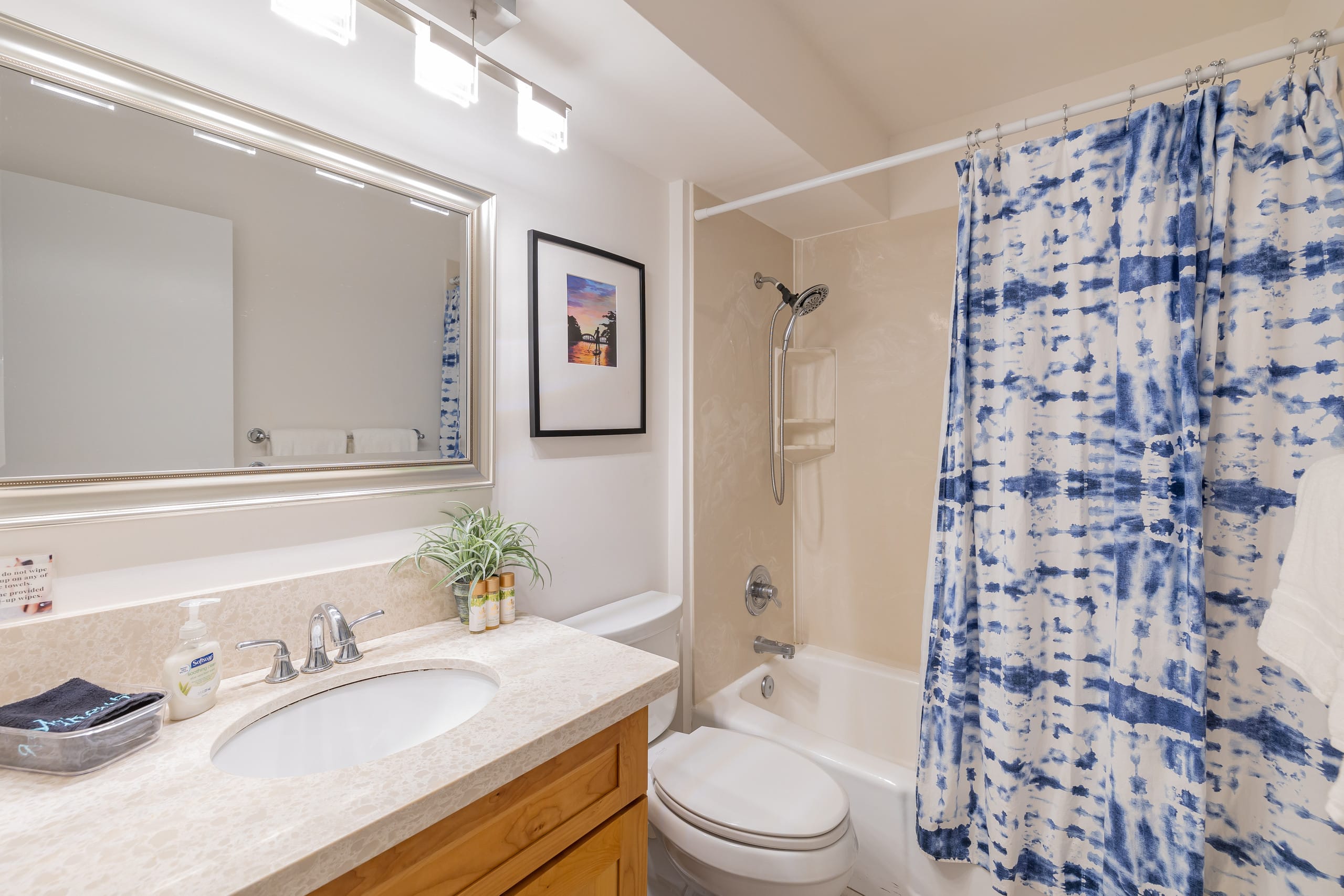 Condo in Honolulu · ★4.79 · Studio · 1 bed · 1 private bath - Image 12