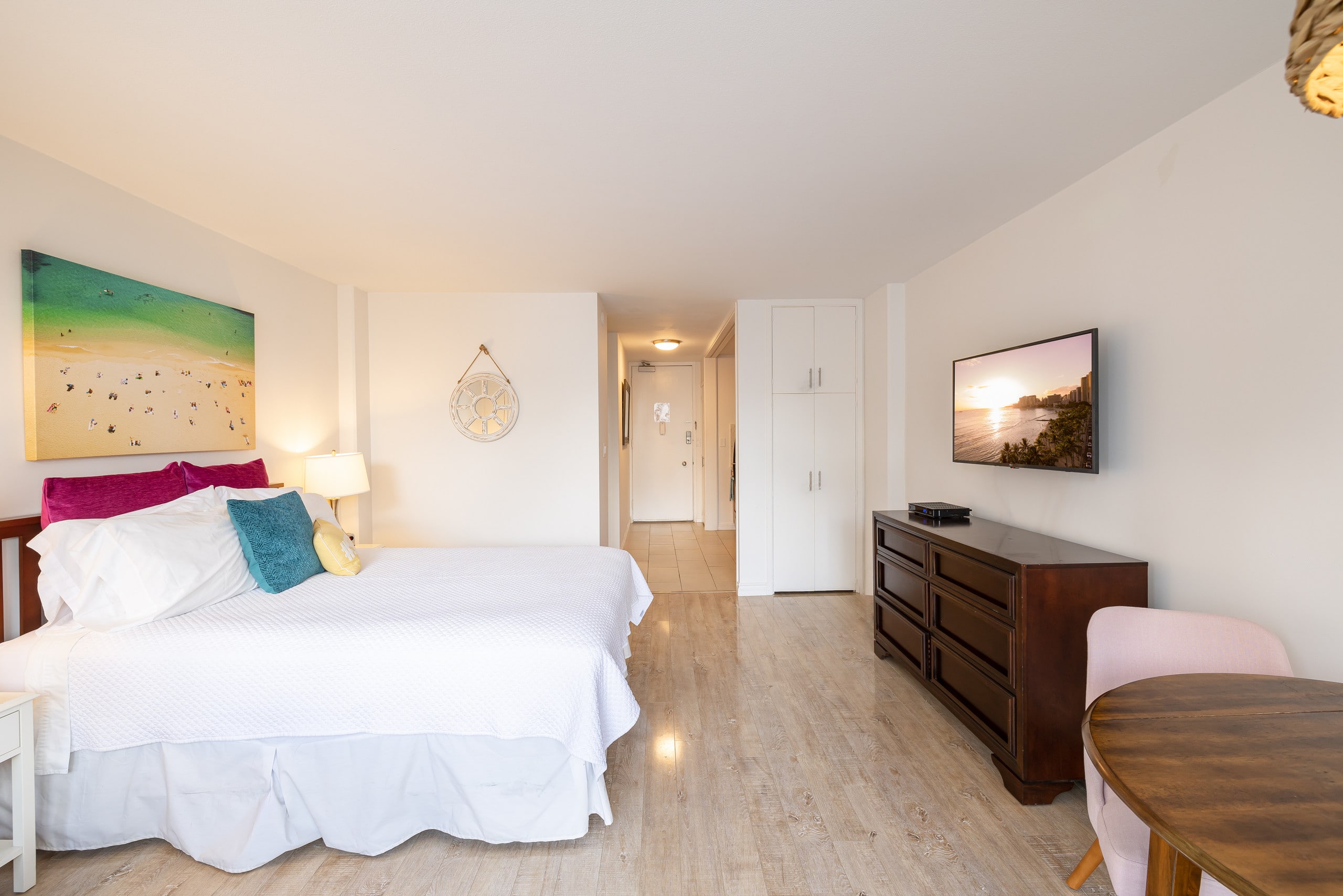 Condo in Honolulu · ★4.79 · Studio · 1 bed · 1 private bath - Image 8