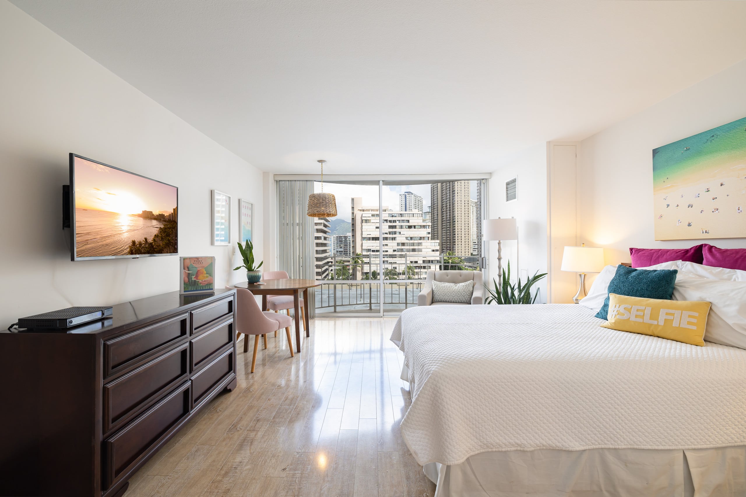 Condo in Honolulu · ★4.79 · Studio · 1 bed · 1 private bath - Image 7