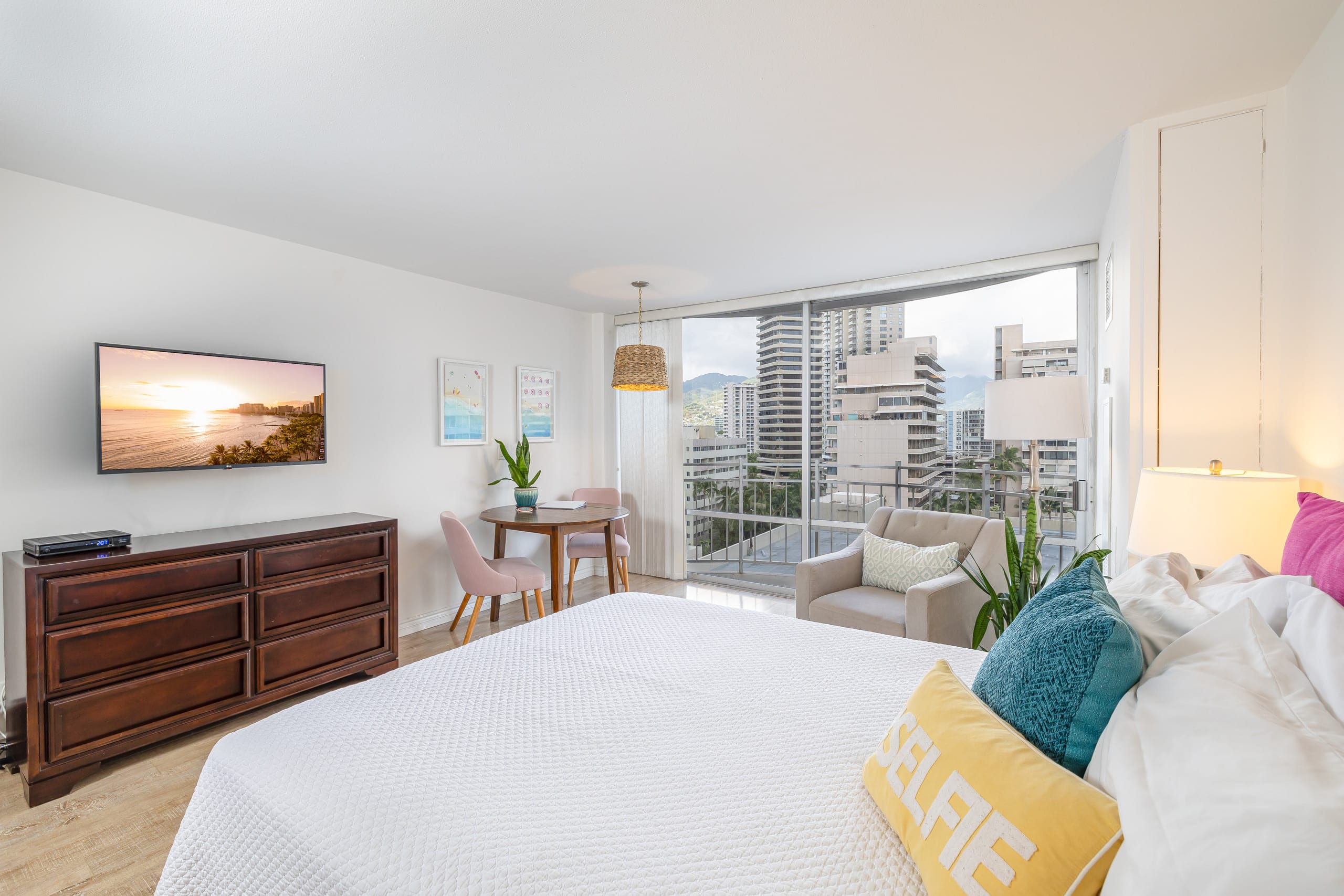 Condo in Honolulu · ★4.79 · Studio · 1 bed · 1 private bath - Image 16