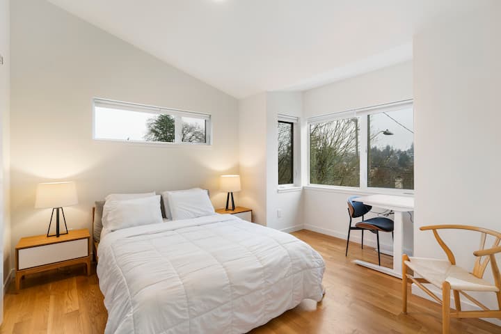 Главна спална соба на горниот кат со биро за стоење