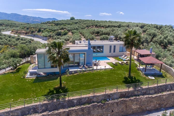 Modern Interior Villa, 5 BD, private pool, cozy