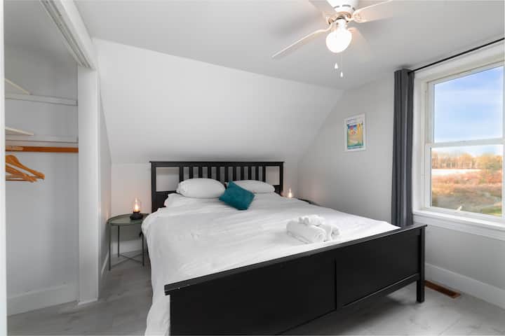 Dormitorio principal con cama tamaño king.