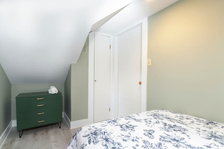 Habitación secundaria con cama matrimonial y armario. Ten en cuenta que esta habitación es muy pequeña.
