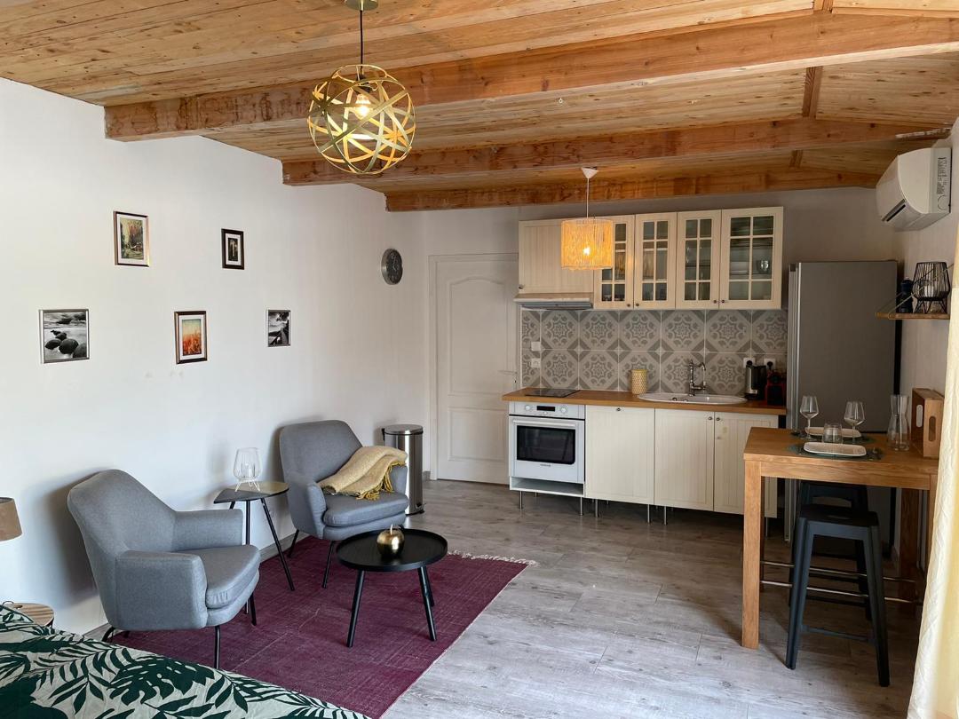 Annonce Airbnb populaire: Pool Relaxation Lodge à Sorgues