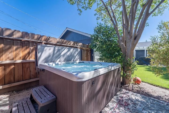 Valley oasis w/hot tub, fire pit, near freeway
