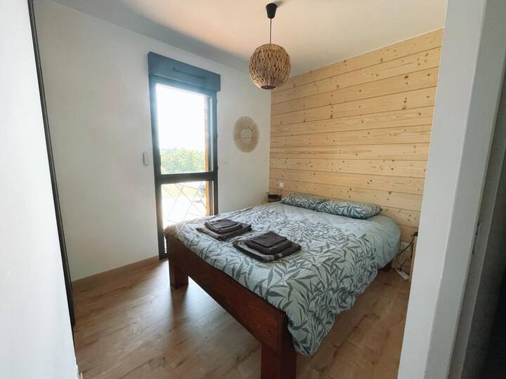 Letto matrimoniale 140 cm con bella vista e ampio armadio a muro. 