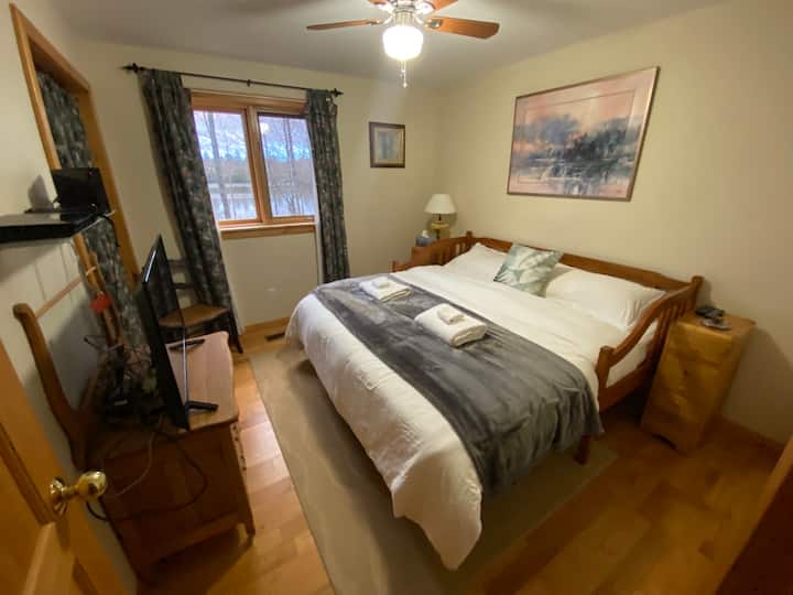 Dormitorio 2: cama nido, cama tamaño king o 2 camas individuales.