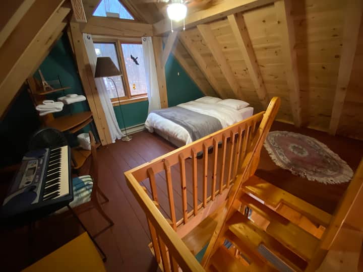 Loft, cama tamaño queen