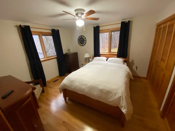 Dormitorio 3: cama tamaño queen, chimenea.