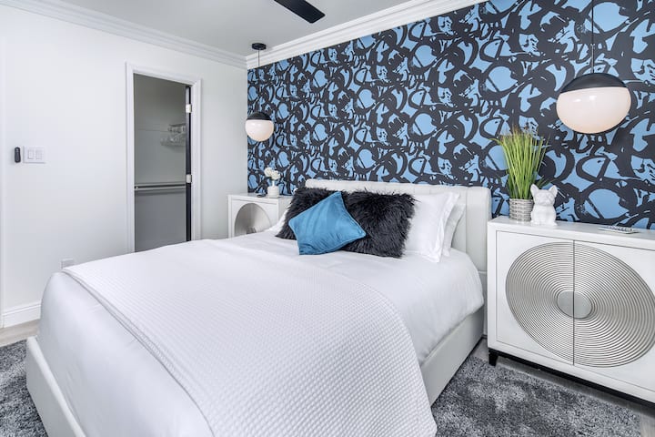 Mwonekano mwingine wa chumba kikuu cha kulala.