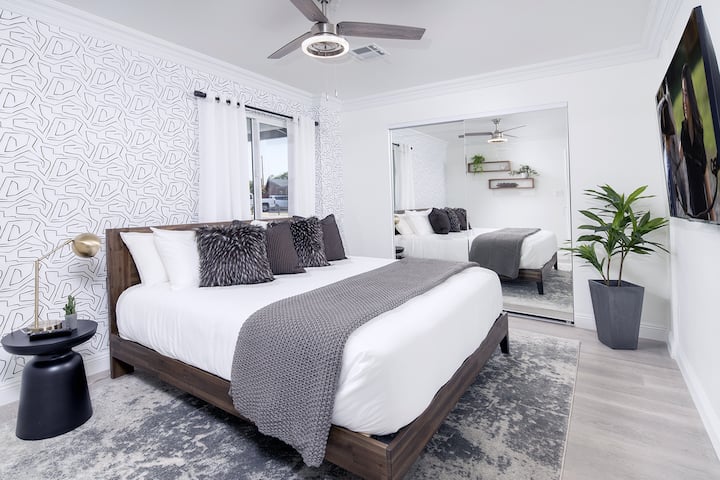 Chumba cha kulala cha 1 kina kitanda cha ukubwa wa kifalme, Televisheni mahiri kubwa, taa za kusoma, mizigo ya mito na mablanketi na feni ya dari kwa ajili ya starehe yako. Iko ng 'ambo ya ukumbi kutoka kwenye bafu la wageni.