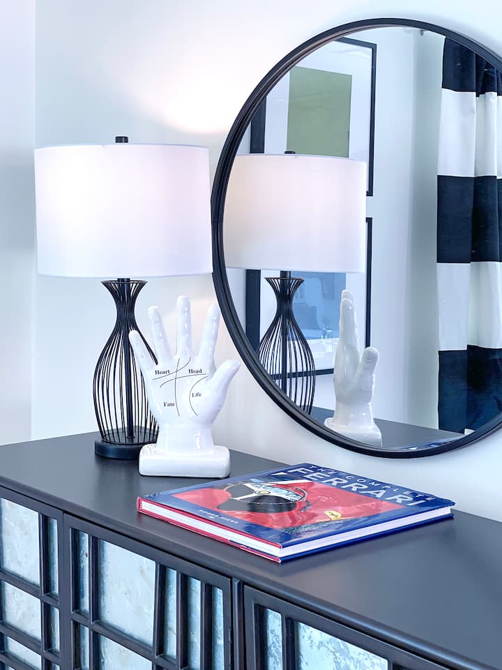 Kuna miguso ya nyumba katika sehemu zote za nyumba. Kuna michezo michache ndani ya kabati hili ili ufurahie.