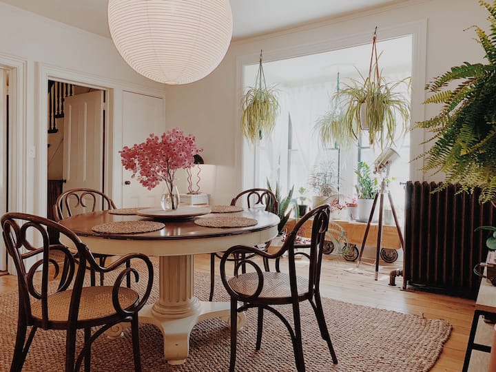 Quaint Victorian Cottage near Mills Mansion Houses for Rent in