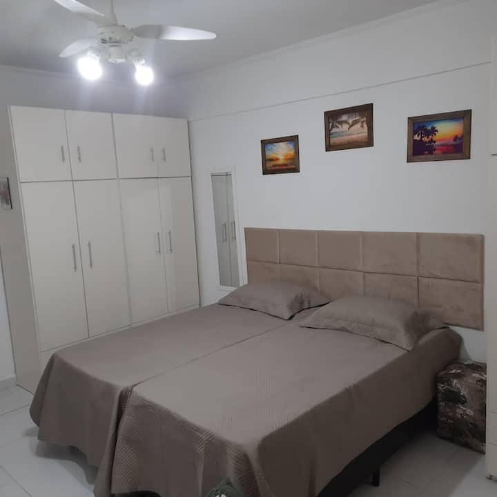 سريران مفردان مع فرشات زنبركية وخزانتا ملابس على جانب واحد.