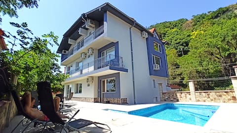 Villa Ovidius - Seaview villa for the whole family