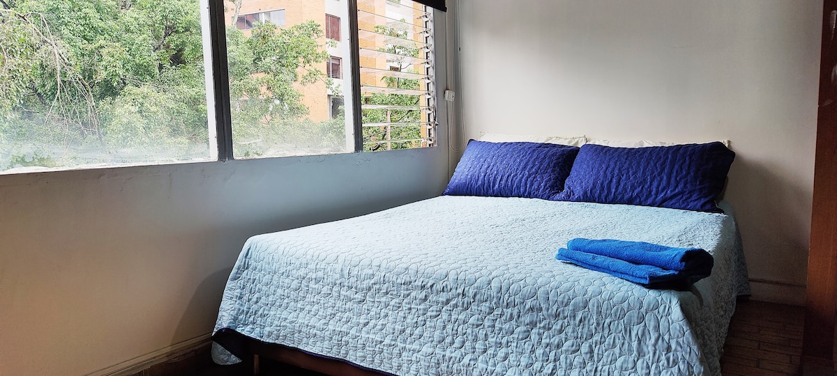 Izba s manželskou posteľou.