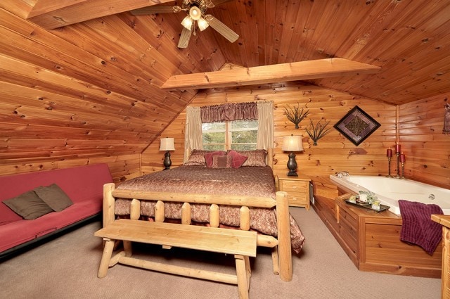 Hlavná spálňa s vírivkou na 2. poschodí.  Použiteľná futonová posteľ v izbe.