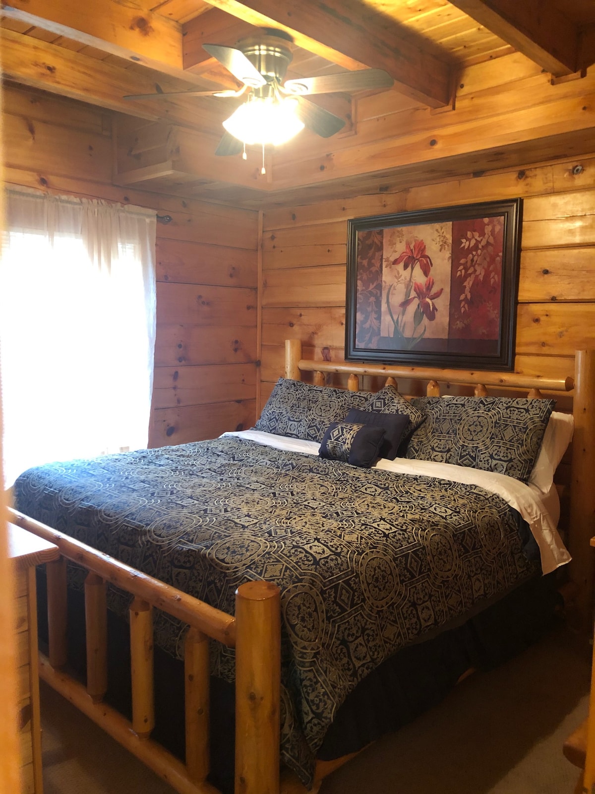 Spálňa 1 s manželskou posteľou King a televízorom.  Na prízemí