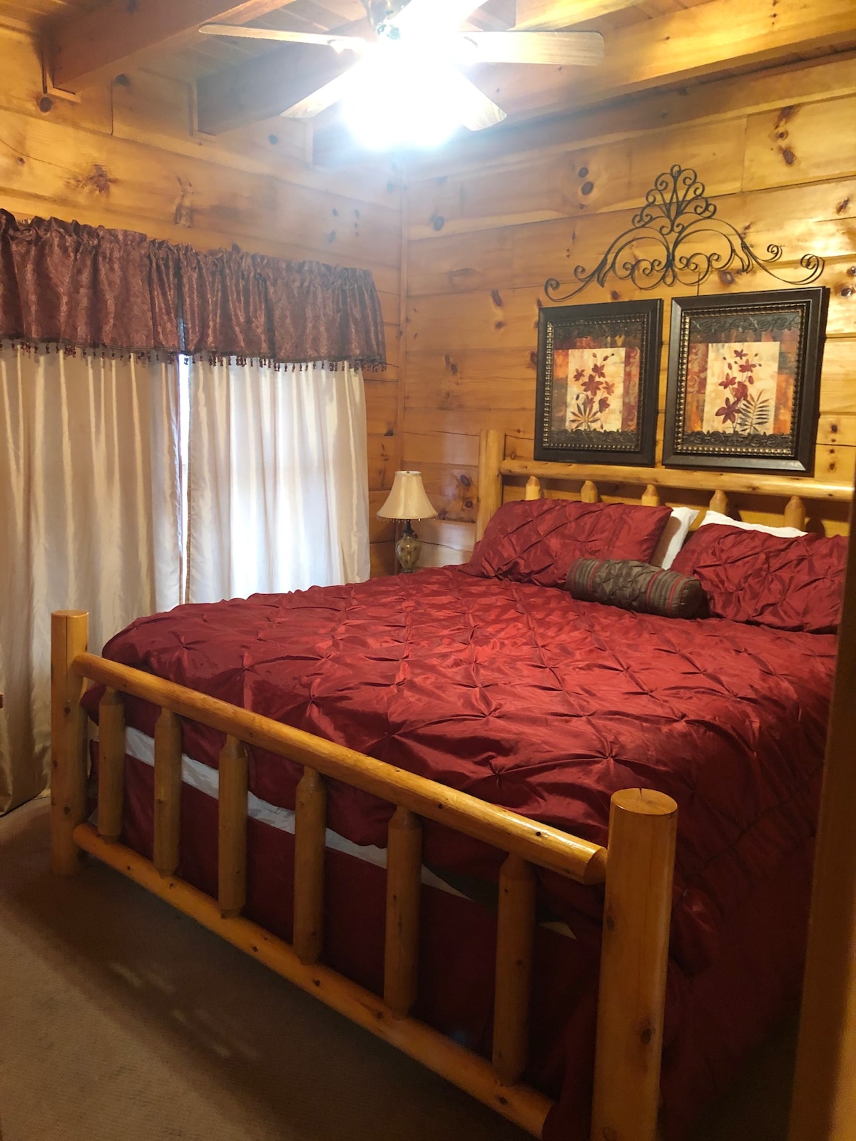 Spálňa 2 s manželskou posteľou King a televízorom.  Na prízemí.