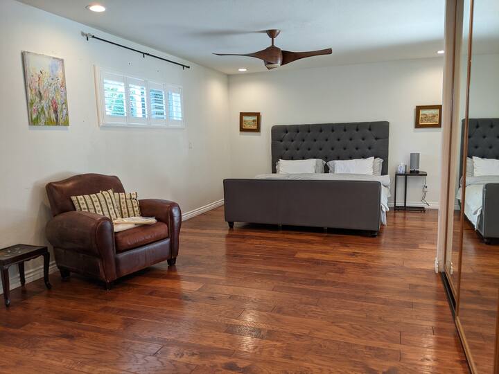 Chumba kikuu cha kulala chenye kitanda aina ya King. Ufikiaji wa kujitegemea wa ua wa nyuma. Kina bafu kuu lililounganishwa.