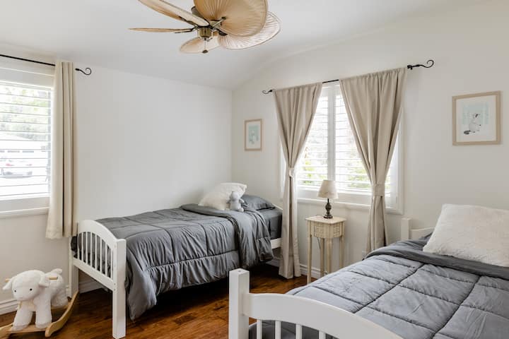 Chumba cha kulala cha 2 chenye vitanda 2 maradufu (kinaweza kuwa chumba cha mtoto chenye kitanda cha mtoto mchanga na meza ya kubadilishia nguo ikiwa inahitajika)