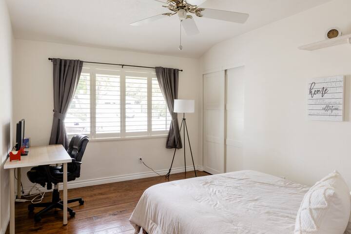 Chumba cha kulala cha 1 chenye kitanda aina ya queen, meza ya sehemu ya kufanyia kazi na kiti