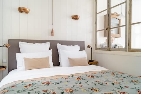 Charming canal apartment in Amsterdam