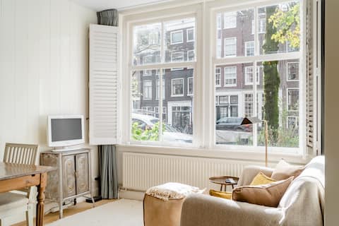 Popular Airbnb listing: Charming canal apartment in Amsterdam in Anjeliersbuurt Zuid
