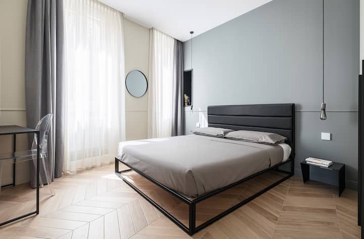 卧室，现代化的XAM床和碳外观元素。