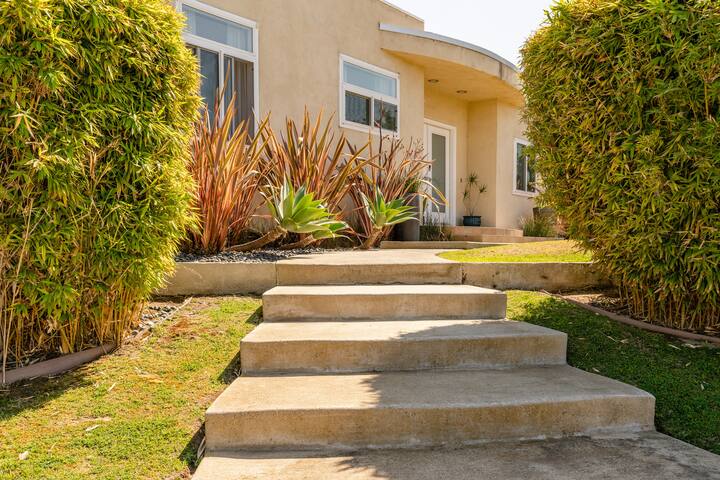 Family Friendly Beach House w/Big Backyard by LAX gallery image 3