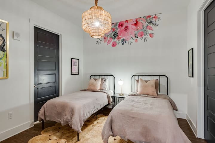 3rd bedroom with two single beds and attached full bathroom (soaking tub/shower combo)