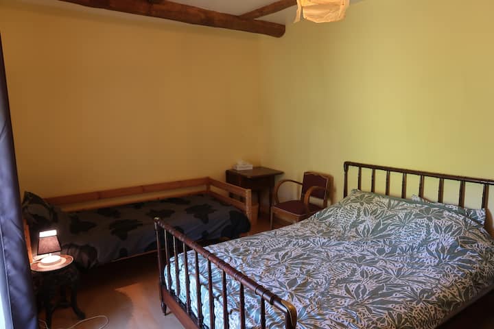 Chambre 3, Un grand Lit , Un petit lit, vaste chambre donnant sur le cirque de Tournemire.