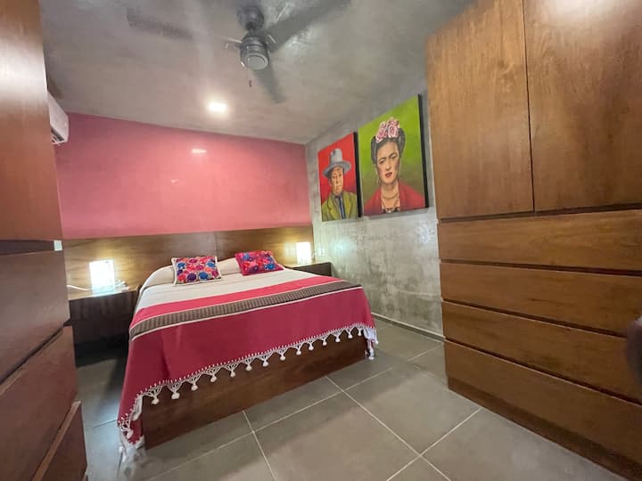 2 ARMARIOS GRANDES CON PERCHAS Y UNA CAJA FUERTE EN LA HABITACIÓN