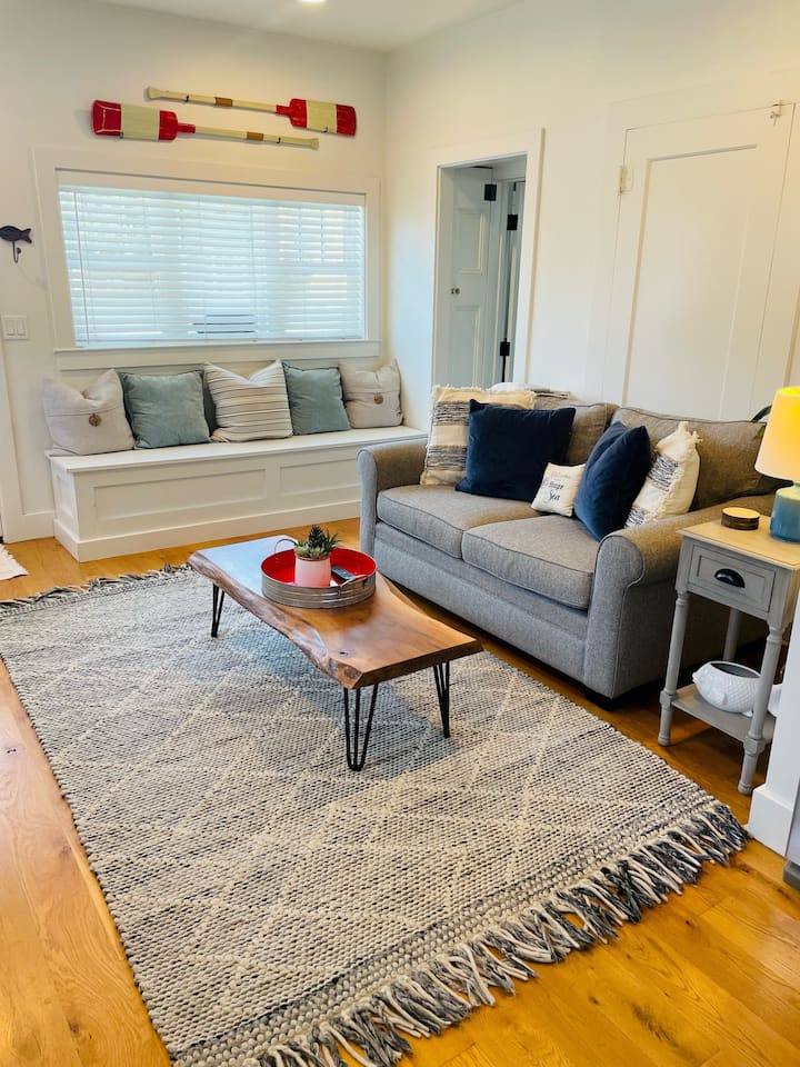 Santa Cruz Beach Cottage Getaway - Santa Cruz, CA