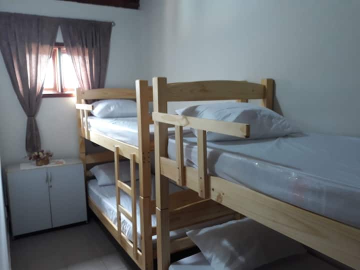 DORMITORIO 1: CAPACIDAD PARA 4 PERSONAS.