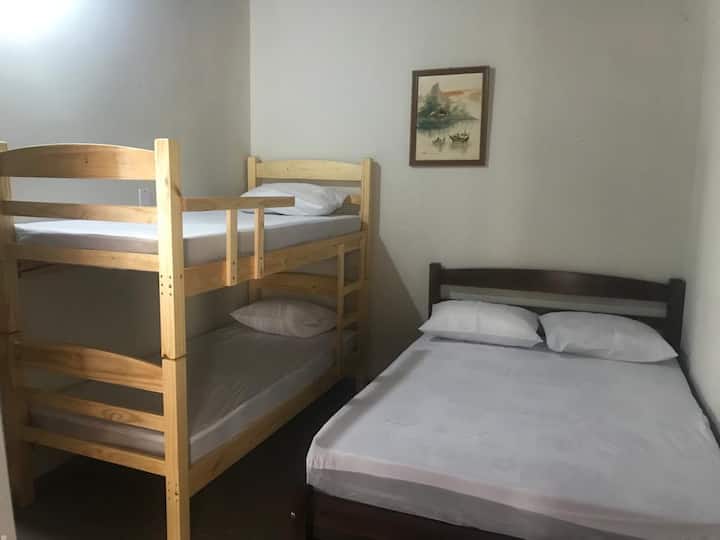 DORMITORIO 2: CAPACIDAD PARA 4 PERSONAS.