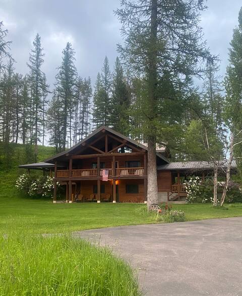 Beautiful log home retreat on 8+a, 10 min to GNP