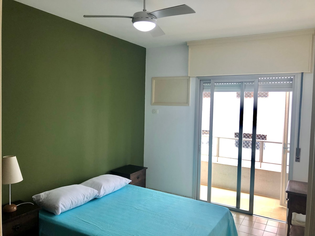 Quarto com casal床和teto风扇。