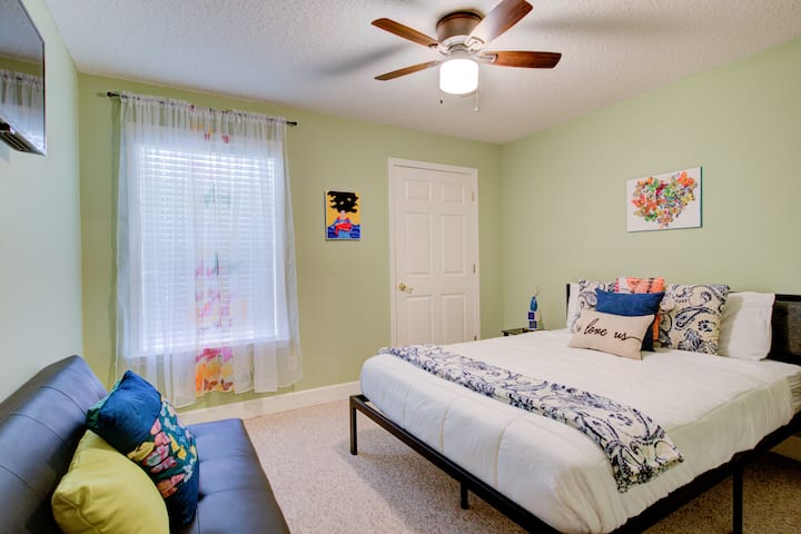 ¡Dormitorio2 con Smart TV, futón y mariposas más coloridas!