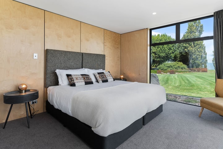 Одморете се на вашиот супер брачен кревет и разбудете се со поглед на езерото!