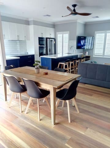 ALVA’S COTTAGE -Walk to beach shops restaurants