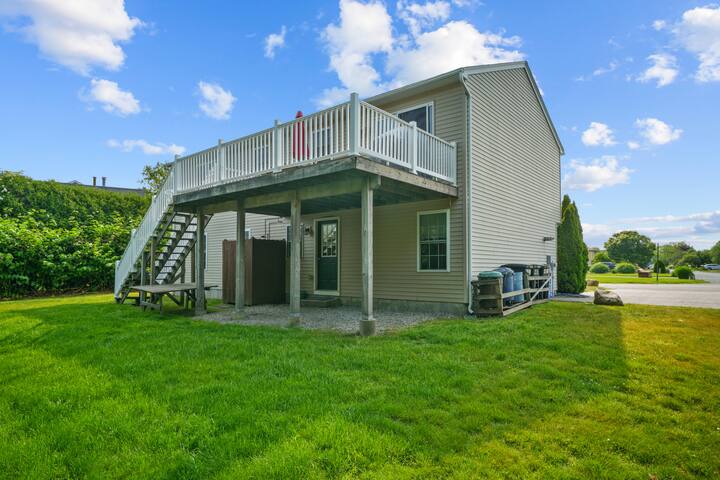 6 Bed 3 Bath with outdoor shower. Pets welcome! gallery image 3