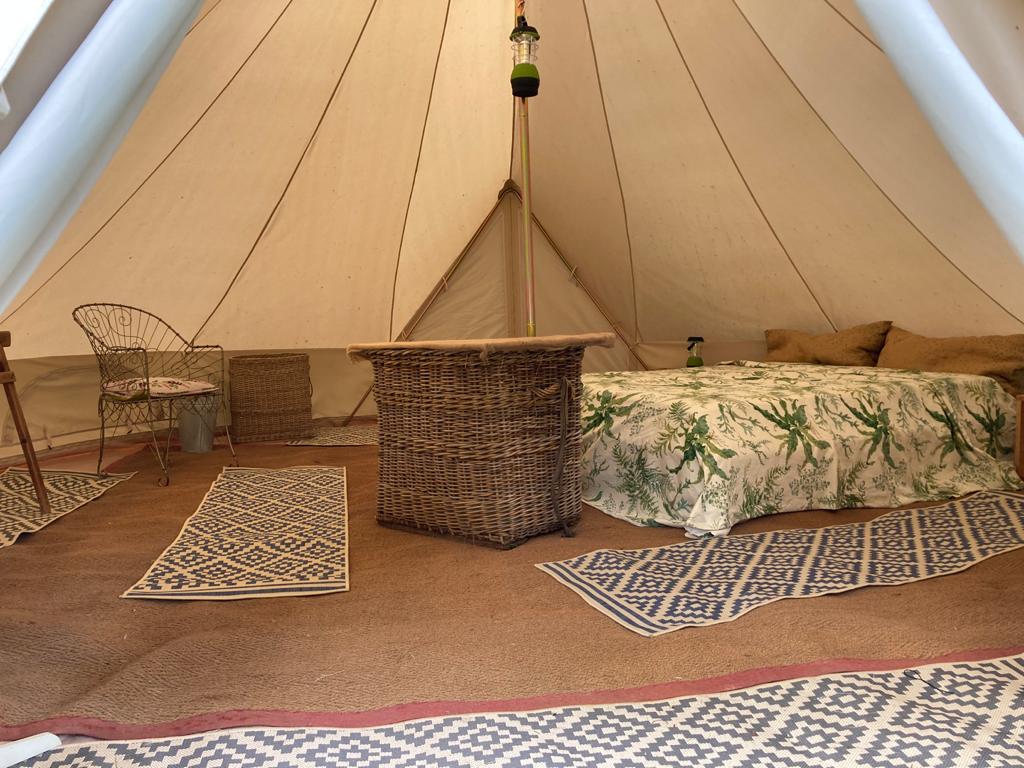 Удобен ентериер со многу килими и складиште . Двојно подигнат кревет . Може да се наместат дополнителни кревети. соларни светилки