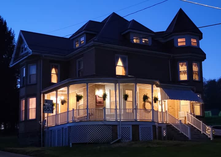 Garrett House 600 ft from 2 Bike Trails, sleeps 14 Houses for Rent in